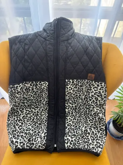 Chaleco negro con estampado leopardo - miniatura 2