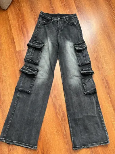 Pantalones cargo oscuros - miniatura 1