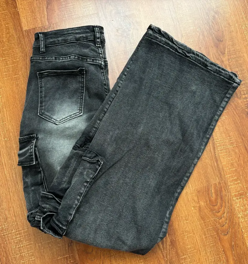 Pantalones cargo oscuros - 2