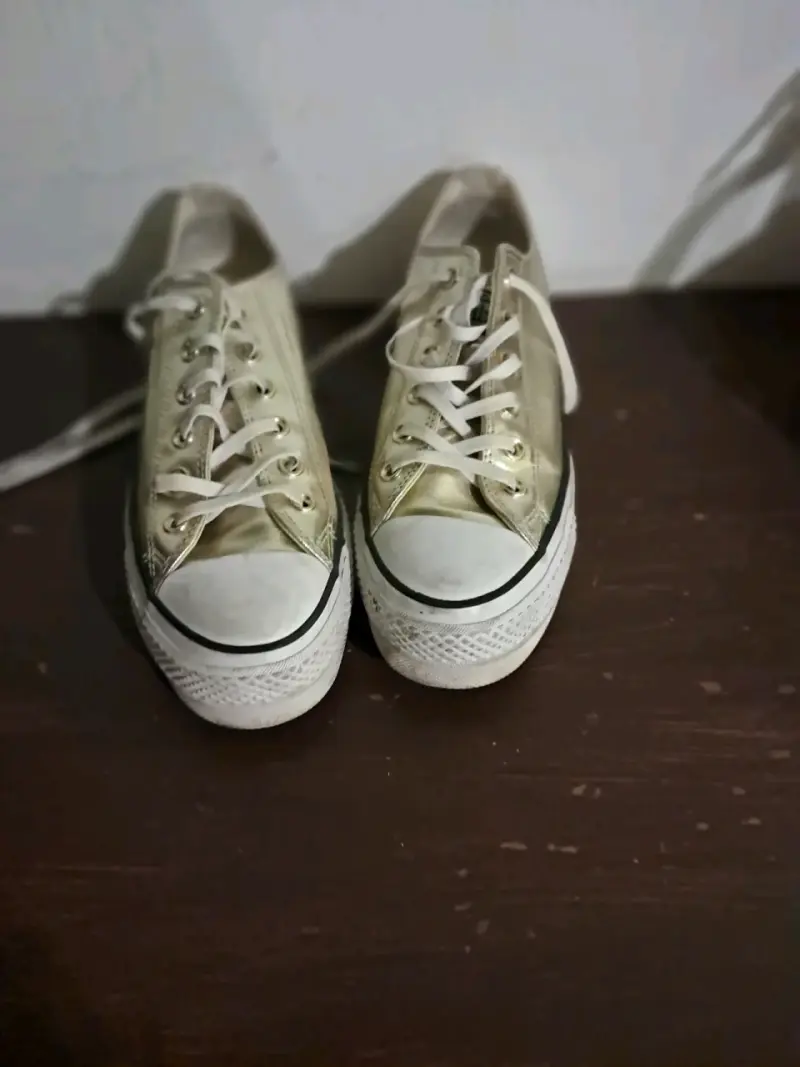 Zapatillas doradas casuales