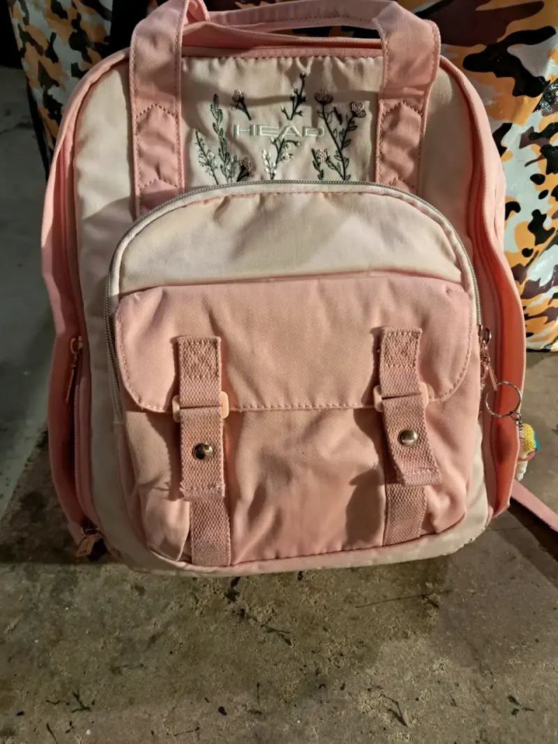 Mochila rosada con bordado