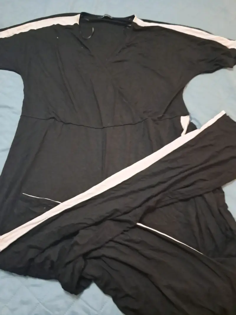 Jumpsuit negro con líneas blancas