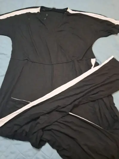Jumpsuit negro con líneas blancas - miniatura 1
