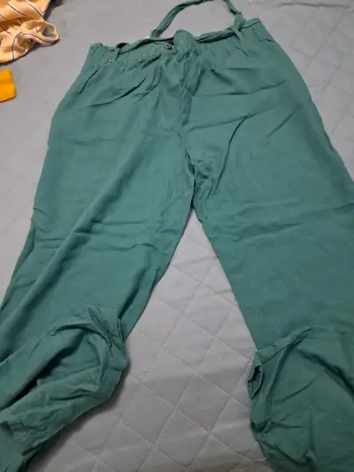 Pantalón verde suelto - miniatura 1
