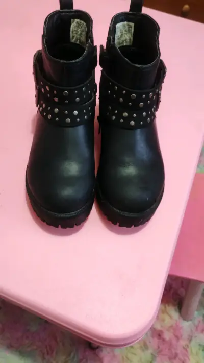 Botines negros con tachas - miniatura 1