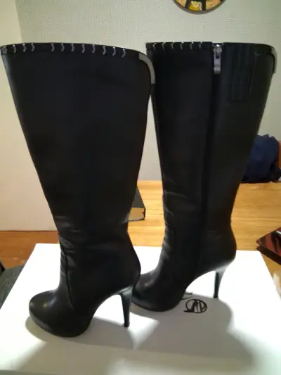 Botas altas negras con taco, aguja - miniatura 1