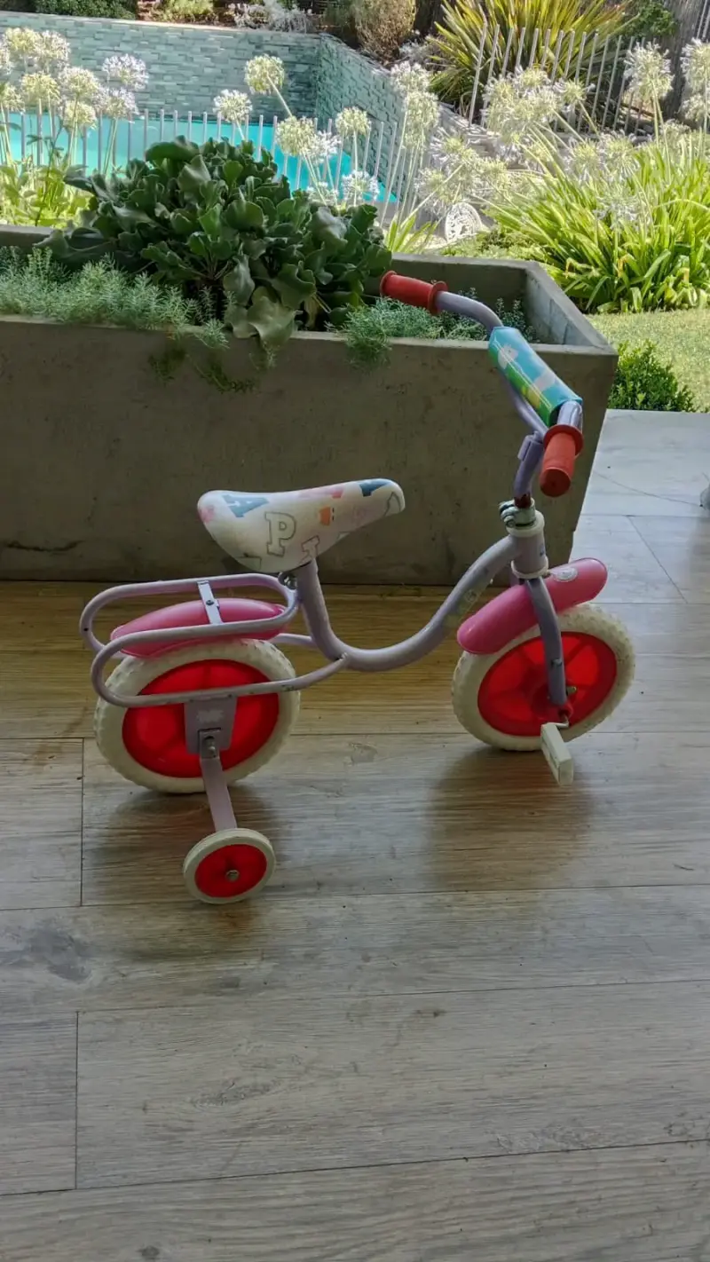 Triciclo infantil rojo y blanco