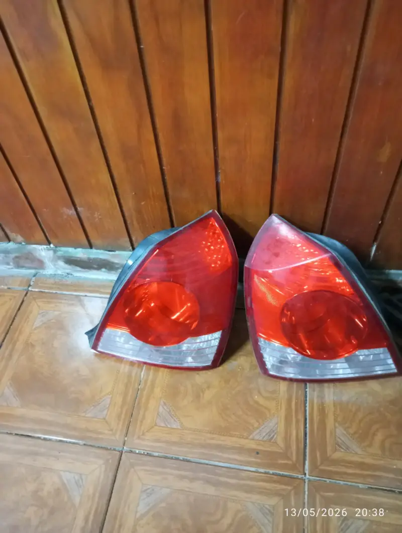 Par de luces traseras de auto - 1