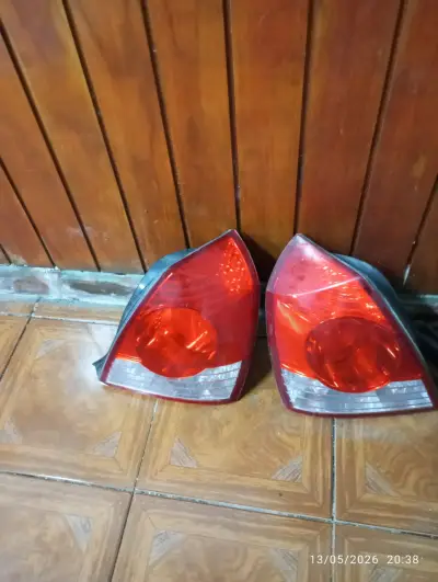 Par de luces traseras de auto - miniatura 1