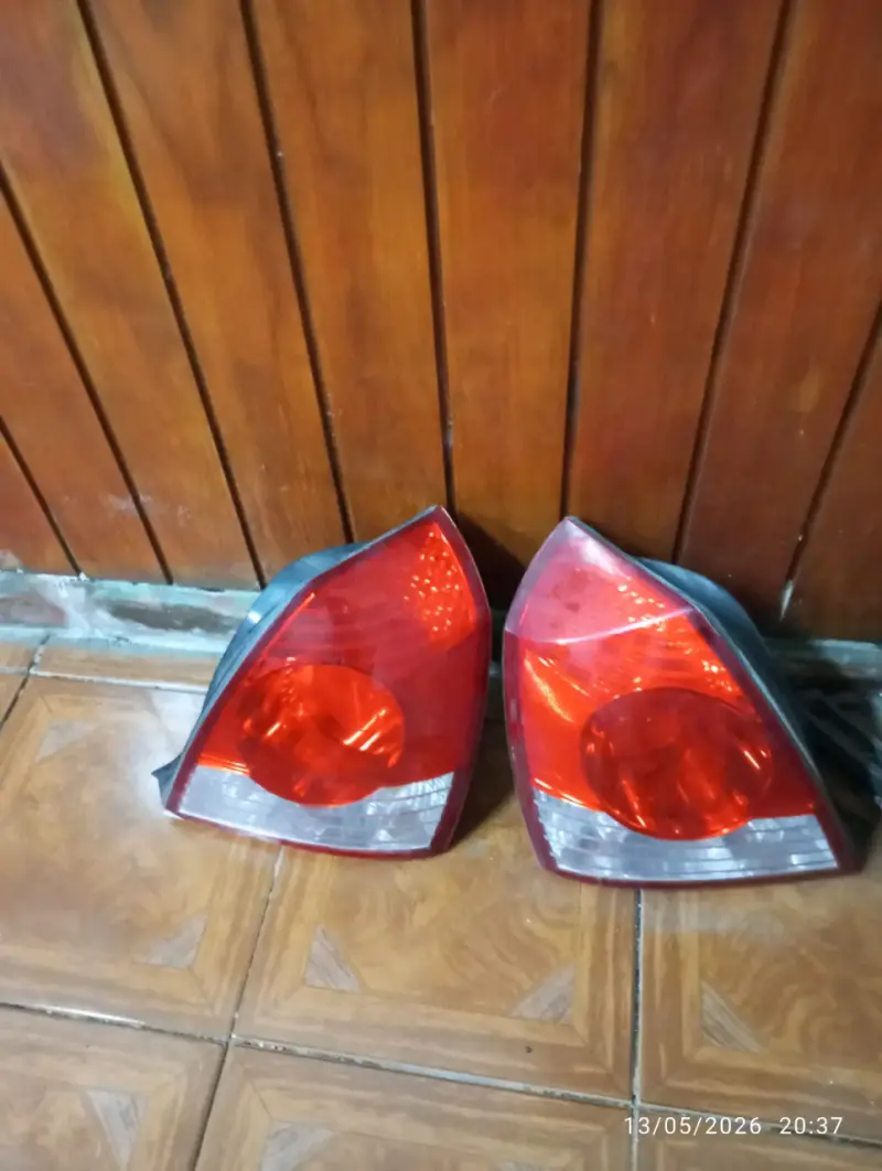 Par de luces traseras de auto - 2