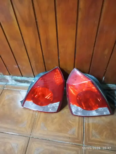 Par de luces traseras de auto - miniatura 2