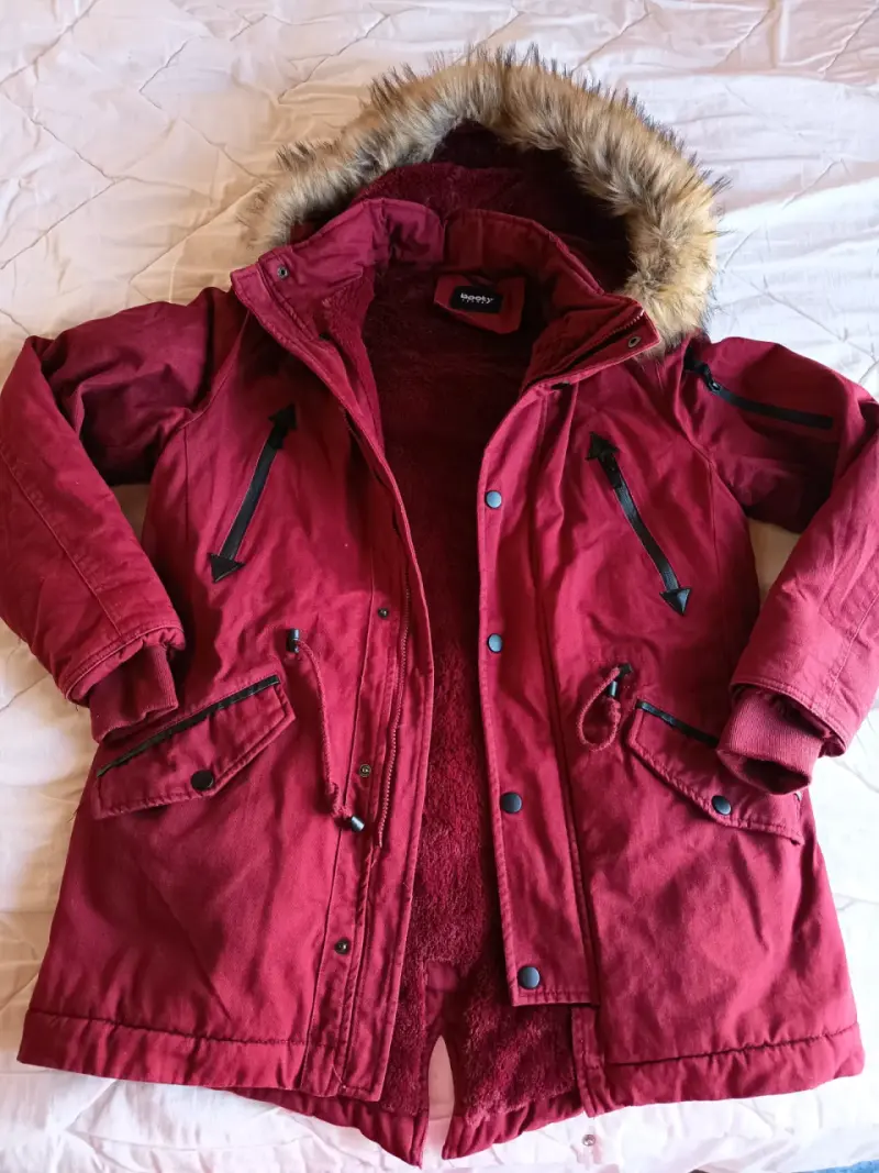 Parka roja con capucha de piel sintética
