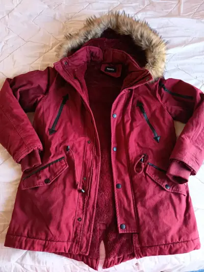 Parka roja con capucha de piel sintética - miniatura 1