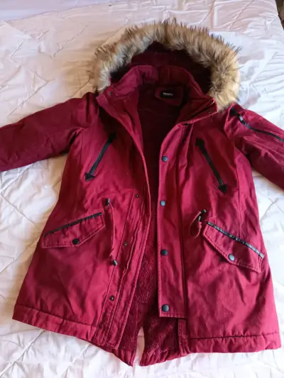 Parka roja con capucha de piel sintética - miniatura 2