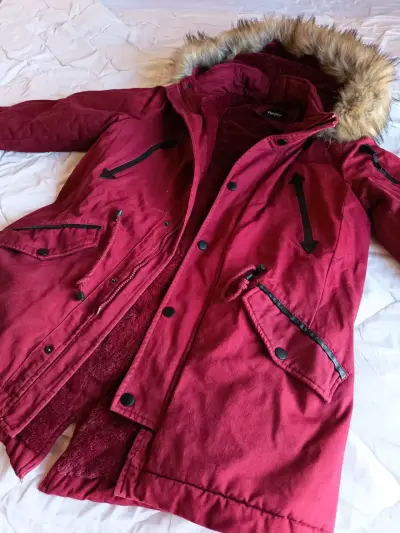 Parka roja con capucha de piel sintética - miniatura 3
