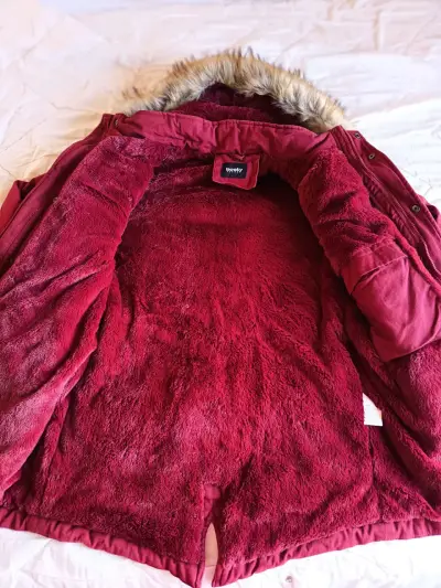 Parka roja con capucha de piel sintética - miniatura 4