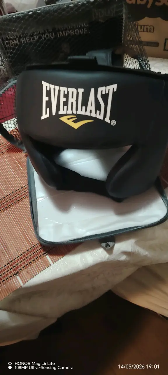 Guantes y casco de boxeo - 2