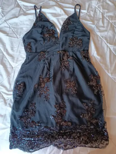 Vestido negro con lentejuelas - miniatura 1
