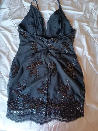 Vestido negro con lentejuelas - miniatura 2