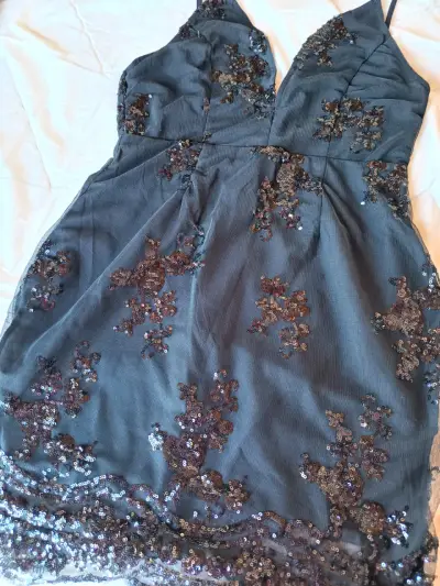 Vestido negro con lentejuelas - miniatura 3