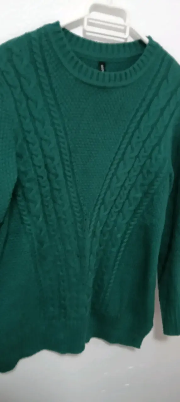 Suéter verde trenzado