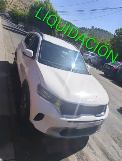 SUV Kia blanca en liquidación - miniatura 1