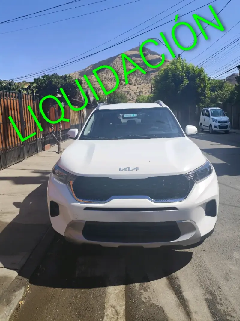 SUV Kia blanca en liquidación - 3