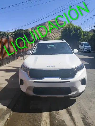 SUV Kia blanca en liquidación - miniatura 3