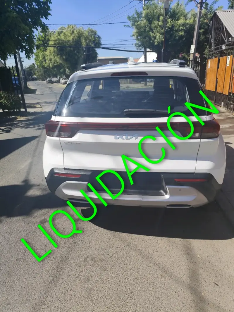 SUV Kia blanca en liquidación - 4