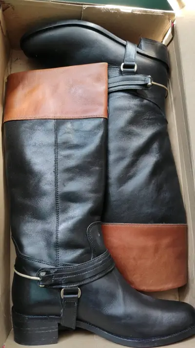Botas negras de cuero con detalle marrón - miniatura 1