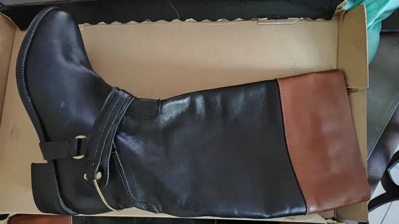 Botas negras de cuero con detalle marrón - 2