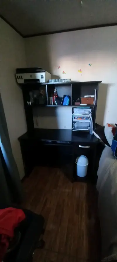 Escritorio con repisas negro+se regala silla - miniatura 1