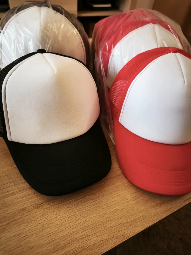 32 Gorros lisos malla colores negro y rojos