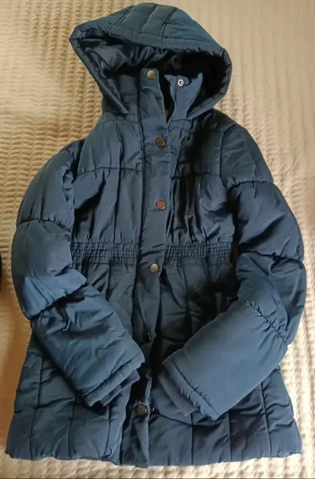 Chaqueta azul con capucha