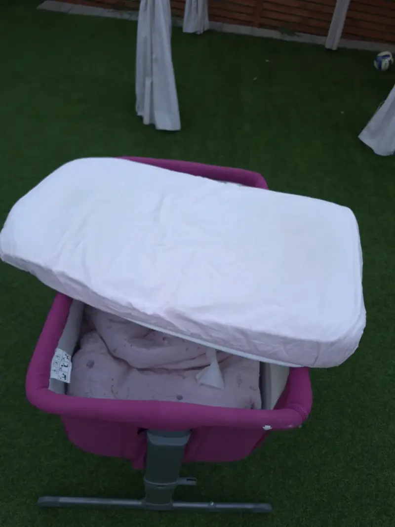 Cuna con colchón y cubre cama rosado - 3