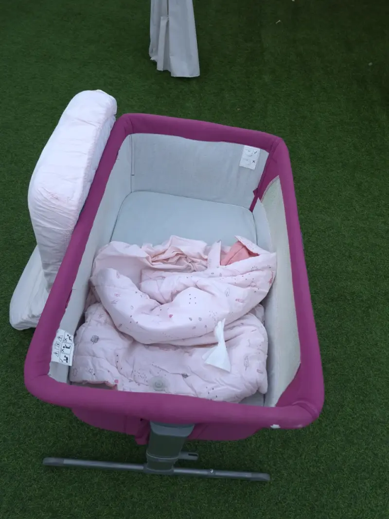 Cuna con colchón y cubre cama rosado - 4