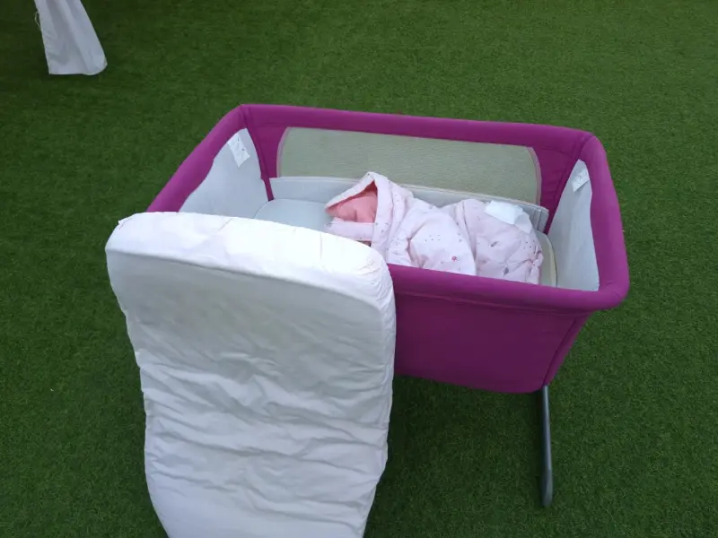 Cuna con colchón y cubre cama rosado - 5