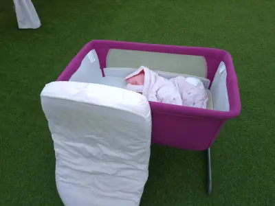 Cuna con colchón y cubre cama rosado - miniatura 5