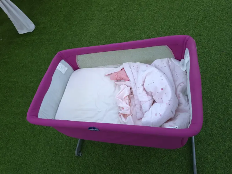 Cuna con colchón y cubre cama rosado - 6