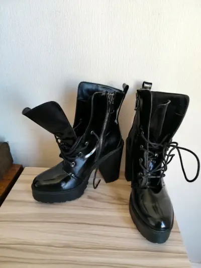 Botas negras de charol con plataforma - miniatura 1