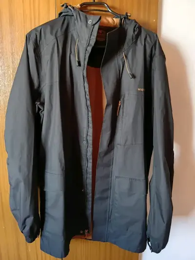 Chaqueta negra con capucha - miniatura 1