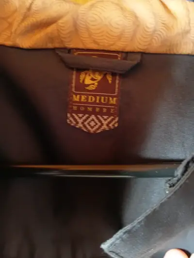 Chaqueta negra con capucha - miniatura 3