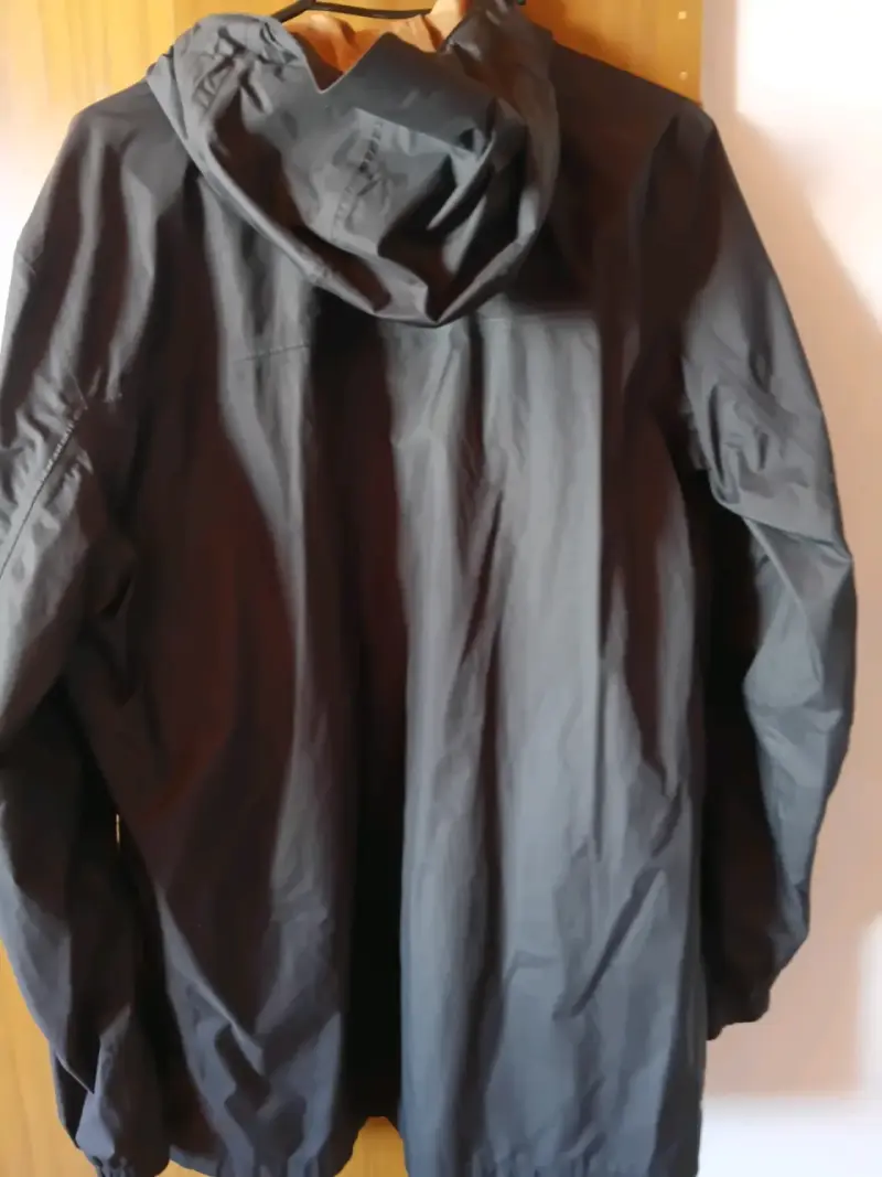 Chaqueta negra con capucha - 4