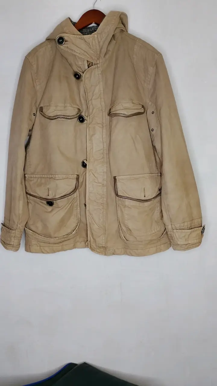 Abrigo beige con capucha