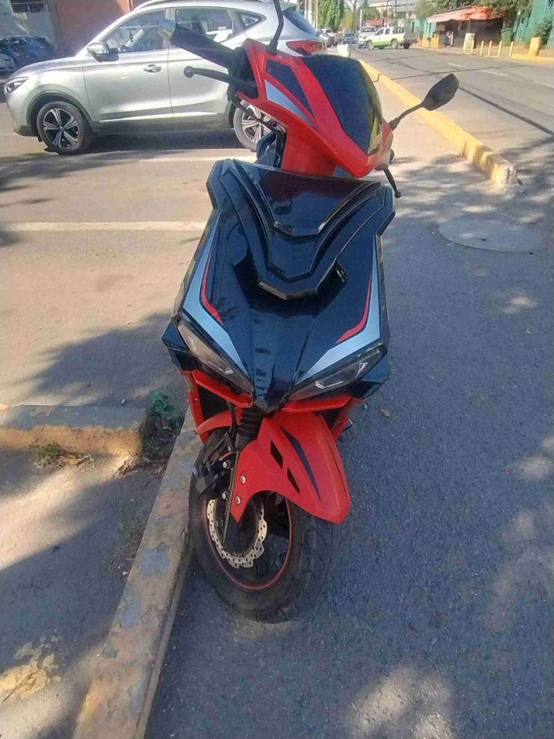 Scooter deportivo rojo y azul - 2