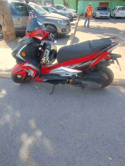 Scooter deportivo rojo y azul - miniatura 3