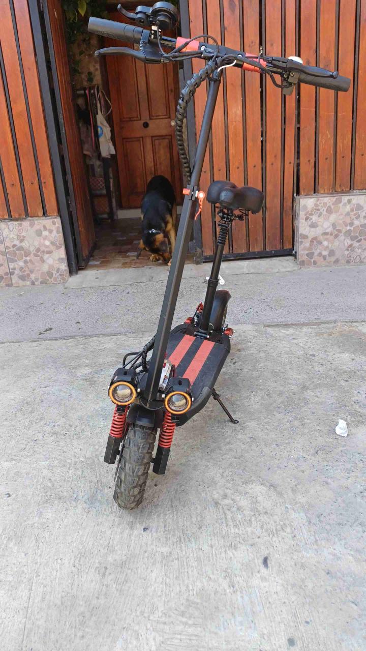 Scooter eléctrico con sillín negro - 1