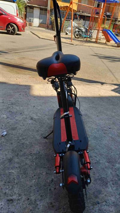 Scooter eléctrico con sillín negro - miniatura 2