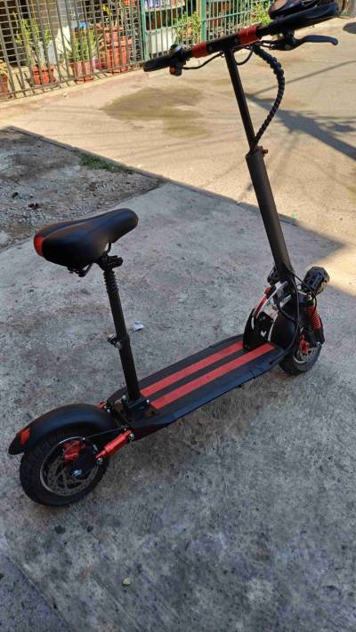 Scooter eléctrico con sillín negro - miniatura 3