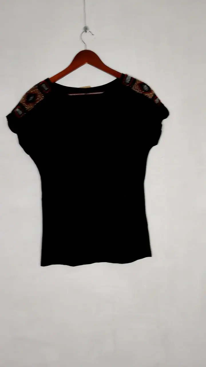 Polera negra con detalle artesanal